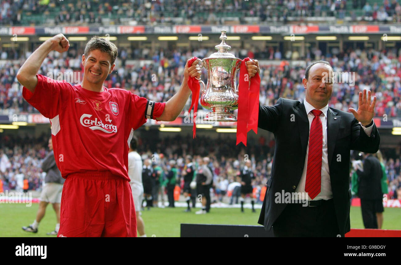 Il capitano Steven Gerrard (L) e il manager Rafael Benitez festeggiano con il trofeo dopo la finale della fa Cup contro West Ham United al Millennium Stadium di Cardiff. Foto Stock