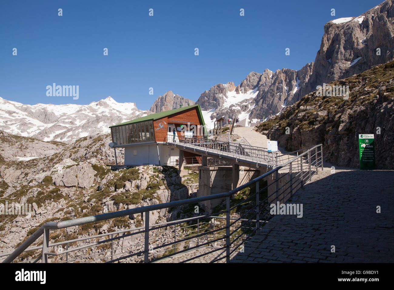 Montagne innevate in Picos de Europa dopo aver preso la funivia da Fuente De Spagna settentrionale Foto Stock