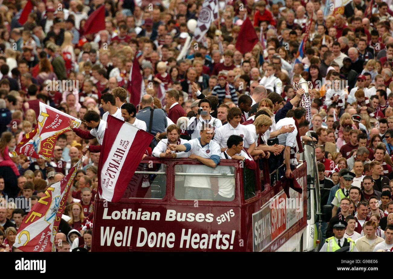 I giocatori di Hearts Steven Pressley e Roman Dednar guidano la loro squadra di calcio in una parata di vittoria attraverso il Royal Mile di Edimburgo dopo aver vinto la Tennents Scottish Cup. Foto Stock