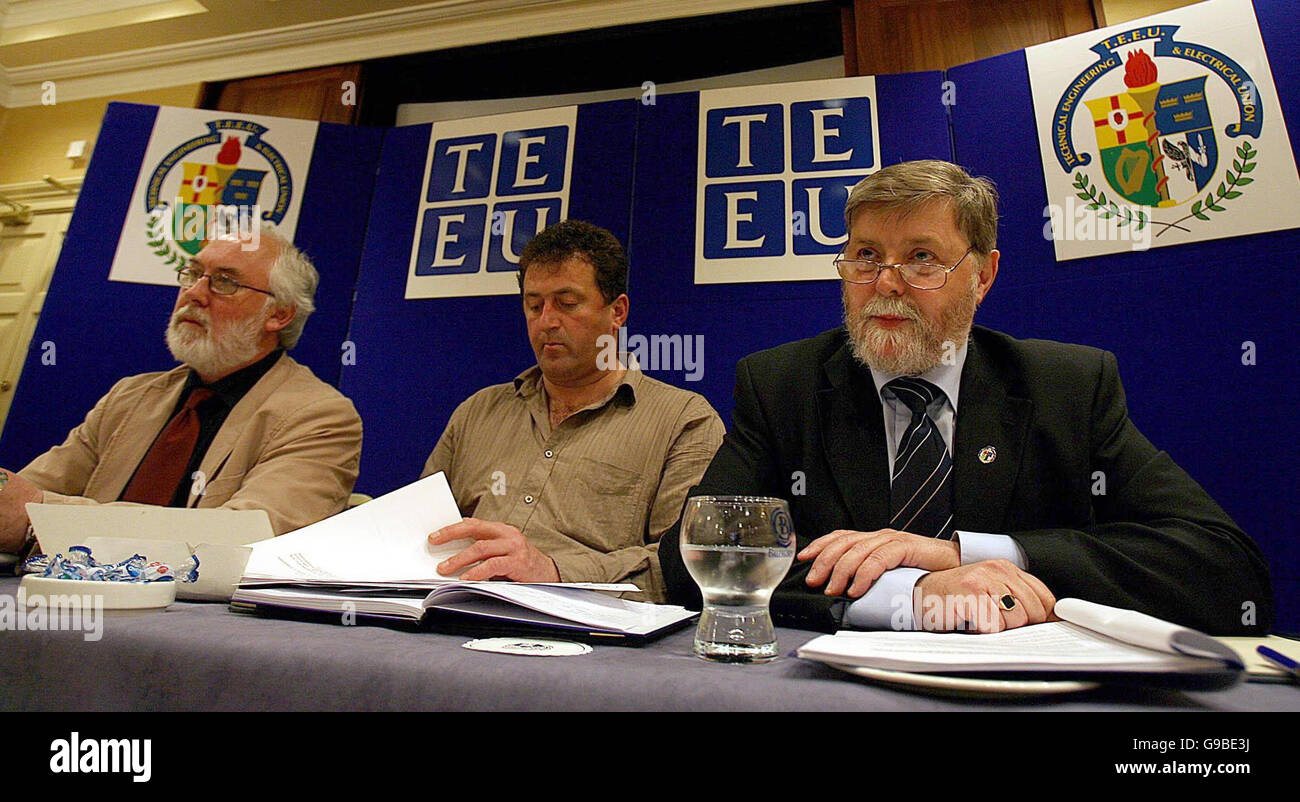 (L-r): Jimmy Nolan, presidente dell'Unione tecnica ed elettrica (TEEU), l'elettricista serbo Rade Stijovic e il segretario generale aggiunto del TEEU, Eamon Devoy, in una conferenza stampa per evidenziare salari ingiusti per i lavoratori stranieri in Irlanda. Foto Stock