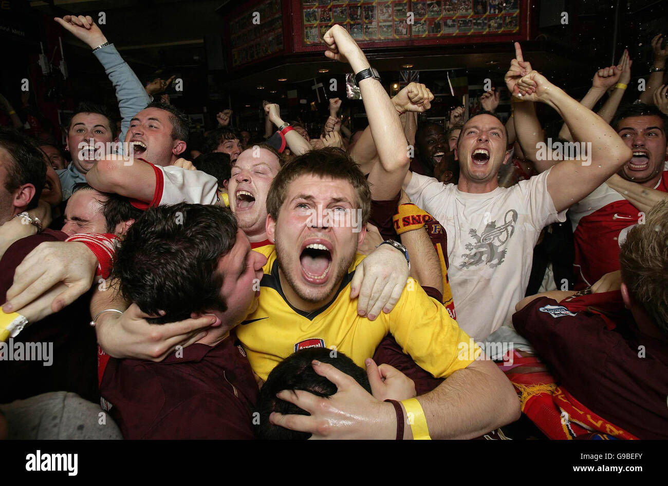 I fan dell'Arsenal guardano la finale della Champions League tra Arsenal e Barcellona nel Gunners Pub, Highbury, Londra. Foto Stock