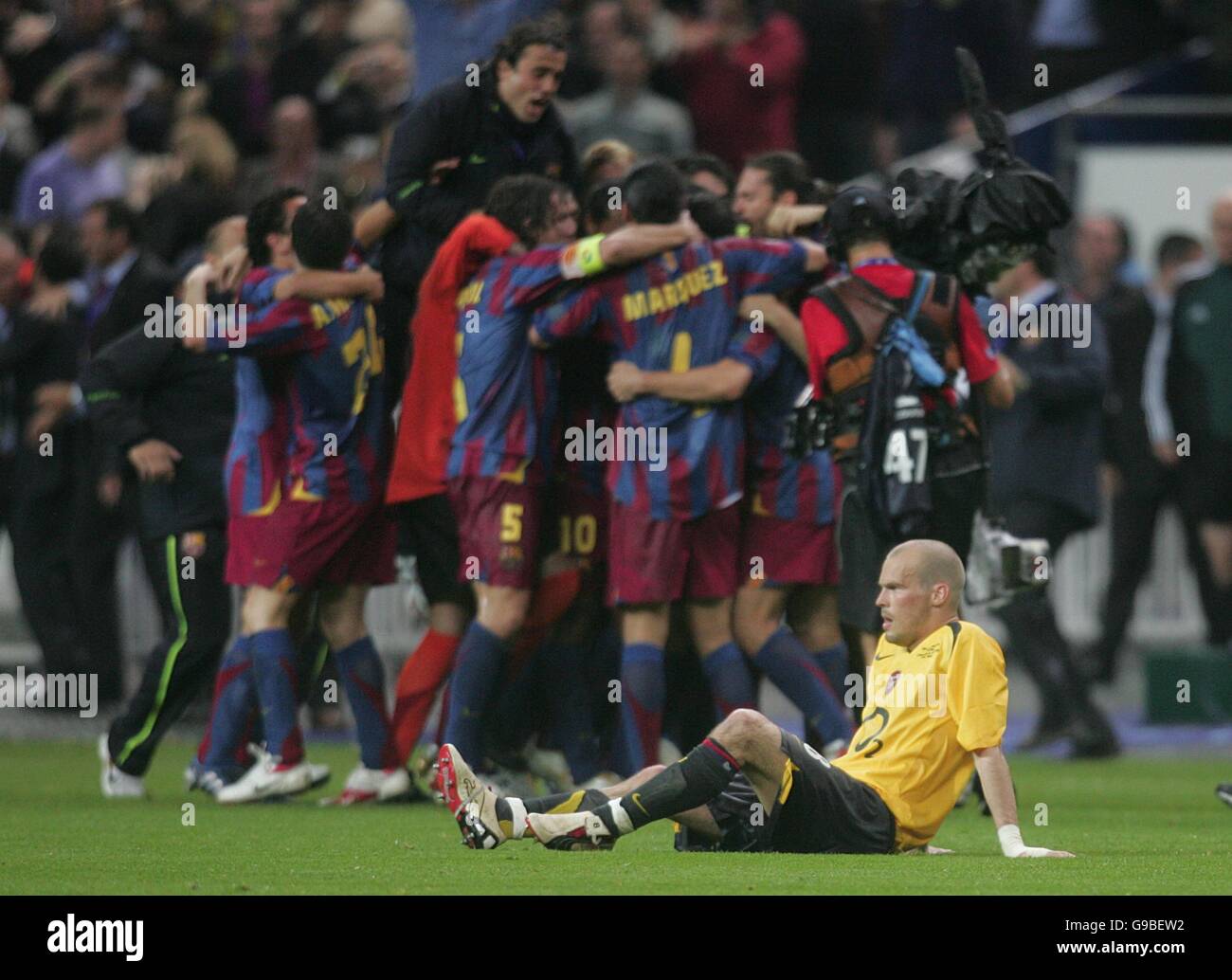 Calcio - UEFA Champions League - finale - Barcellona / Arsenal - Stade de France. Il Fredrik Ljungberg di Arsenal è abbattuto dopo la vittoria di Barcellona Foto Stock