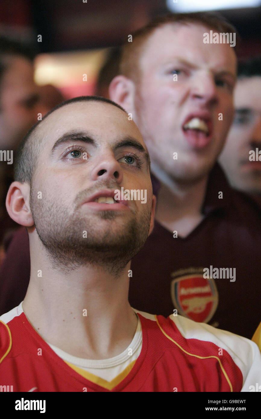 I tifosi dell'Arsenal guardare la loro squadra perde la finale di Champions League a Barcellona i Gunners Pub, Highbury, Londra. Foto Stock