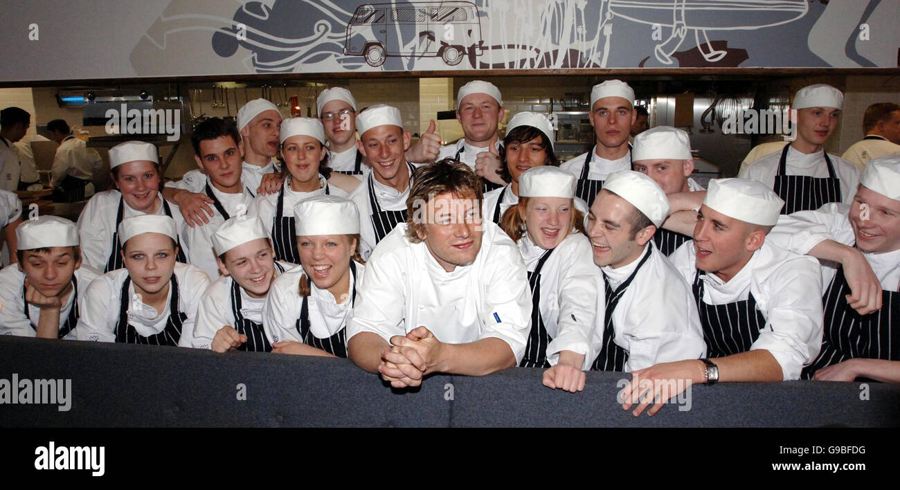 Jamie Oliver si pone con i suoi chef trainee al suo nuovo ristorante quindici a Watergate Bay, Cornovaglia, che apre oggi. È il terzo ristorante di Jamie quindici - con i giovani chef che mettono alla prova la loro formazione preparando un pranzo di beneficenza per 126 persone. Foto Stock