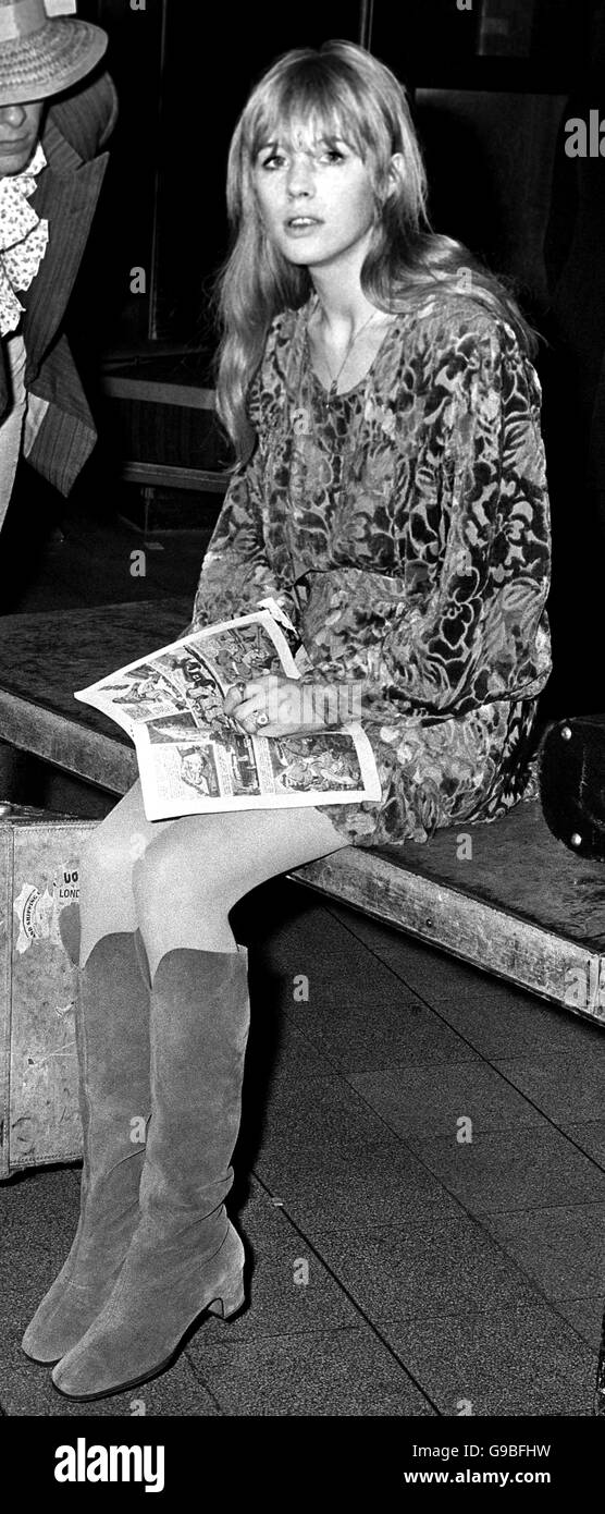 Marianne Faithfull. La cantante Marianne Faithfull attende il suo bagaglio all'aeroporto di Heathrow. Foto Stock