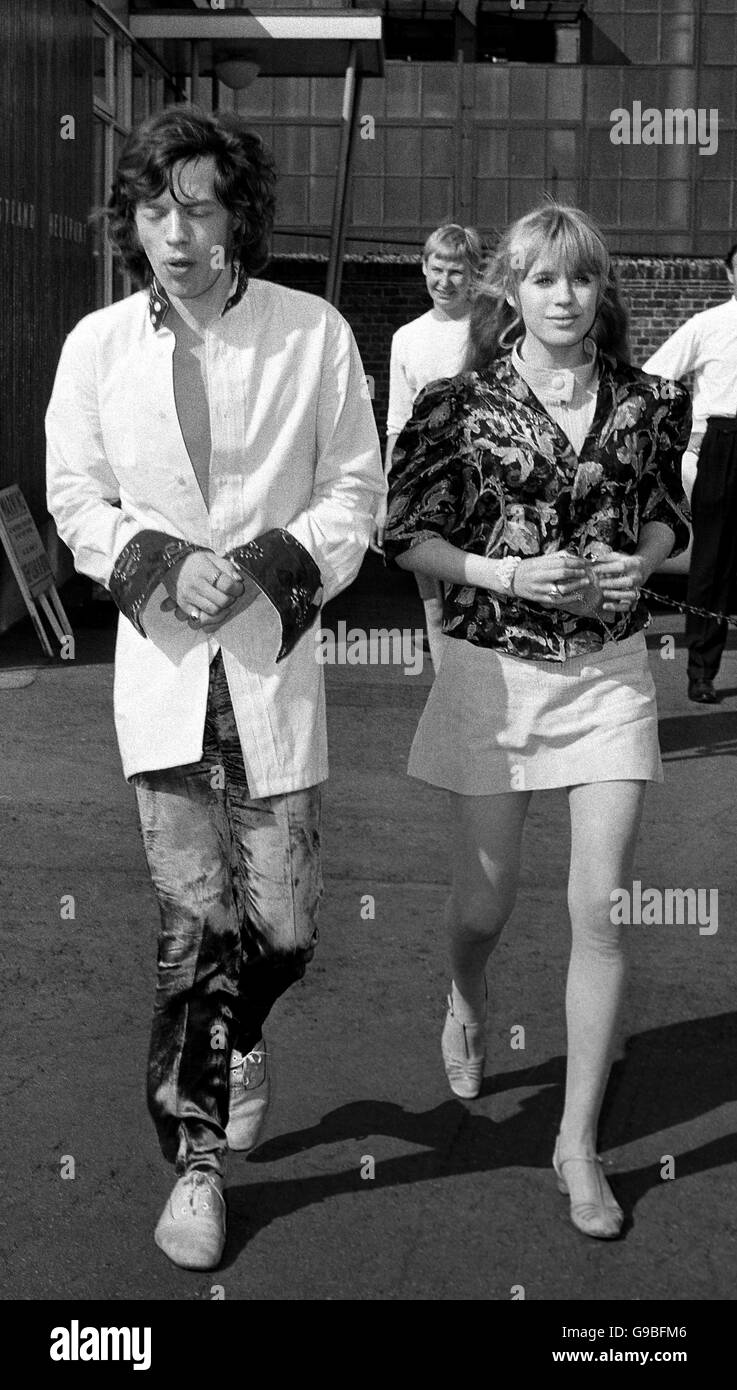 Mick Jagger e Marianne Faithfull all'eliporto di Battersea. Foto Stock