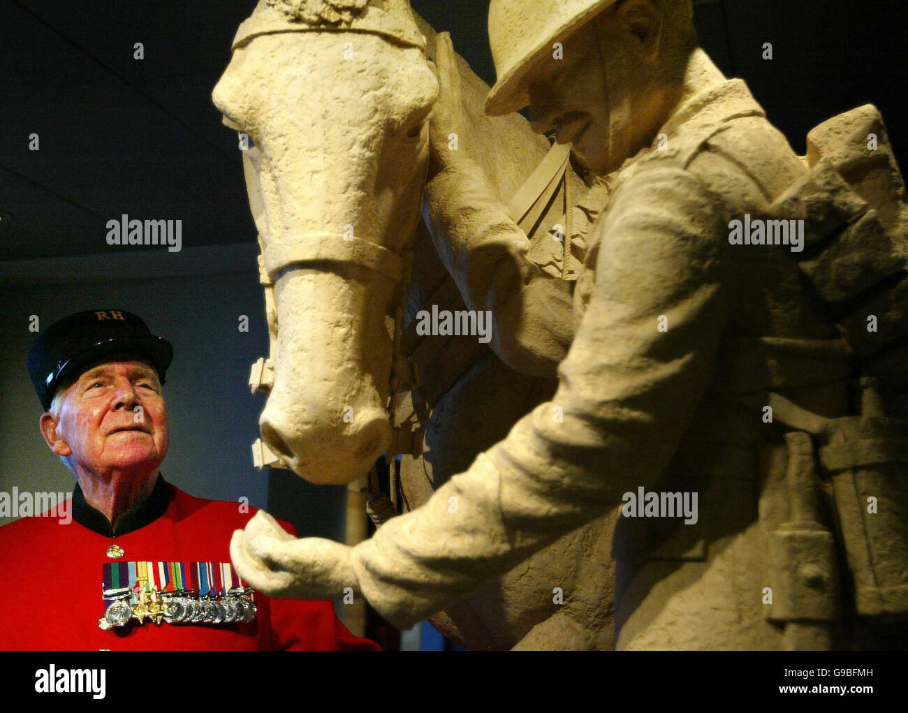 Il pensionato Chelsea Bill Cross, 89 anni, vede una statua di un cavallerista che fa parte di una nuova mostra di 300 anni di storia militare scozzese al Castello di Edimburgo. Foto Stock