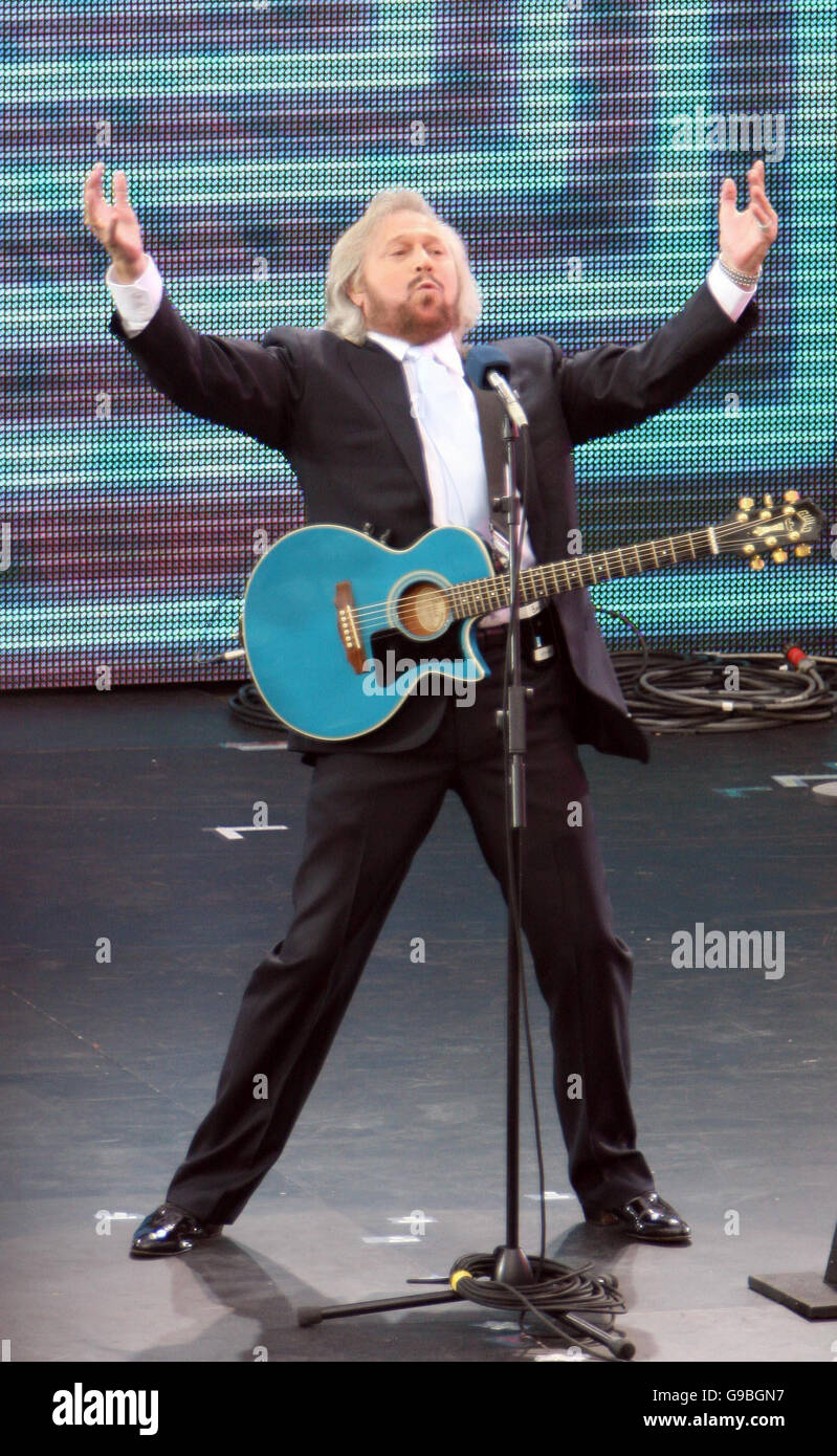 Morris Gibb dei Bee Gees durante la loro esibizione per il 30° compleanno del Prince's Trust presso la Torre di Londra. Foto Stock