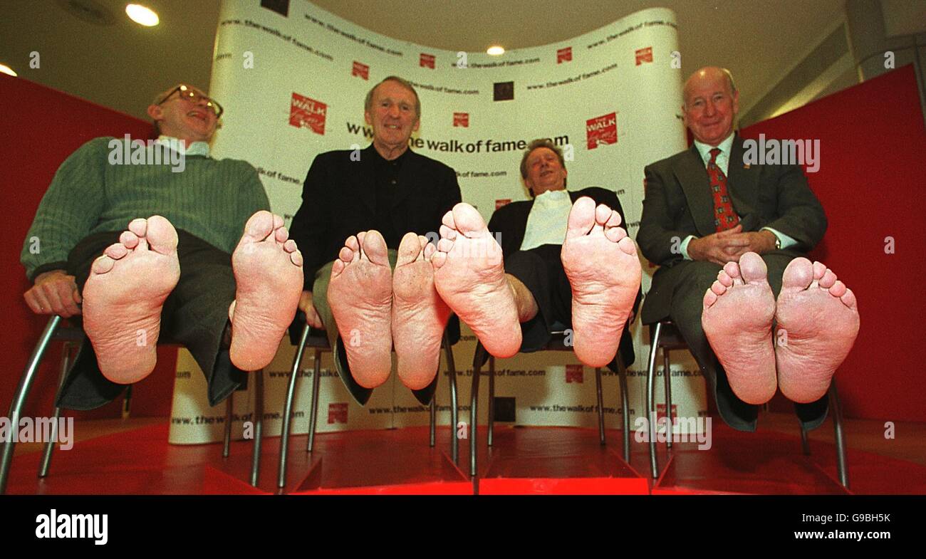 La Walk of Fame è iniziata oggi a Old Trafford con (l-r) Noby Stiles, Pat Crerand, Denis Law e Sir Bobby Charlton che si immergono in resina per fare una muffa per un cast dei loro piedi famosi Foto Stock