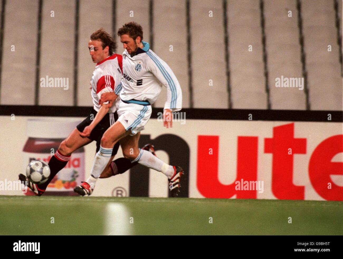 Paul Bosvelt (l) di Feyenoord affronta Jacques Abardonado dell'Olympique Marseille (r) Foto Stock