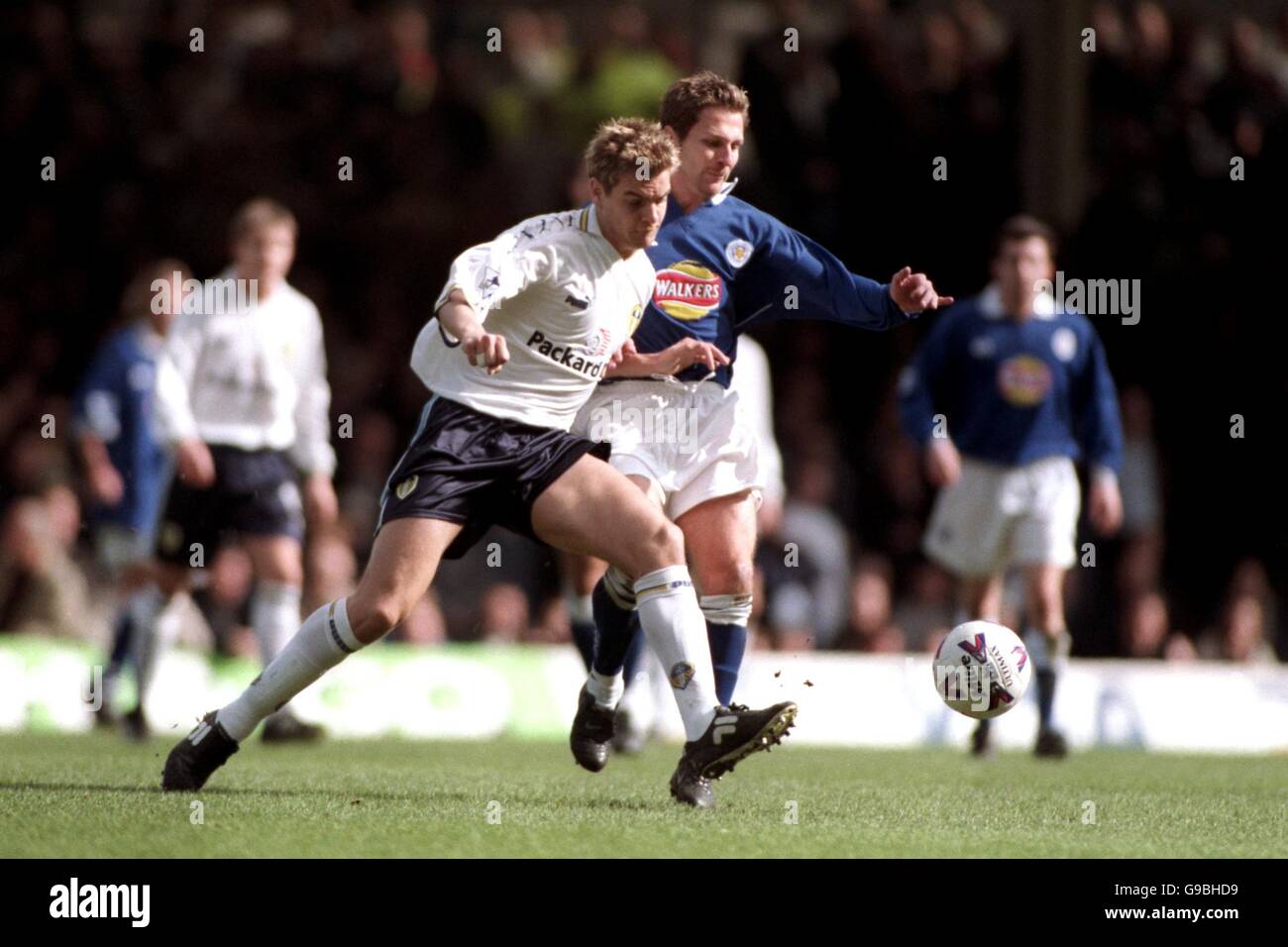 Calcio - fa Carling Premiership - Leicester City / Leeds United. Il Darren Eadie di Leicester City (r) è spinto fuori dalla strada da Jonathan Woodgate (l) del Leeds United Foto Stock