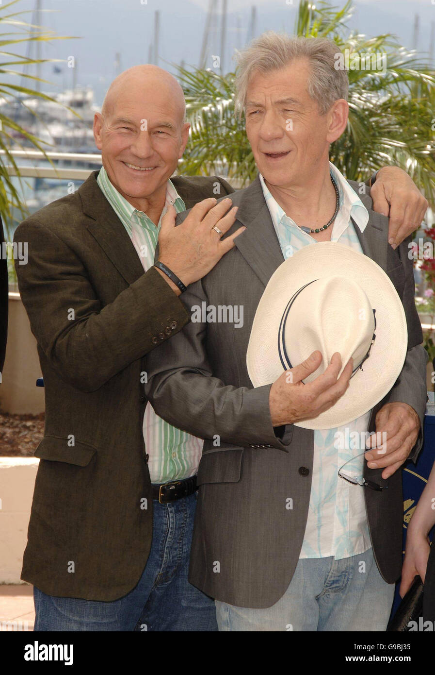 Patrick Stewart (L) e Sir Ian McKellen partecipano a una fotocellula per il loro nuovo film 'X-MEN 3: L'ultimo Stand', al Palais du Festival di Cannes, Francia. Foto Stock