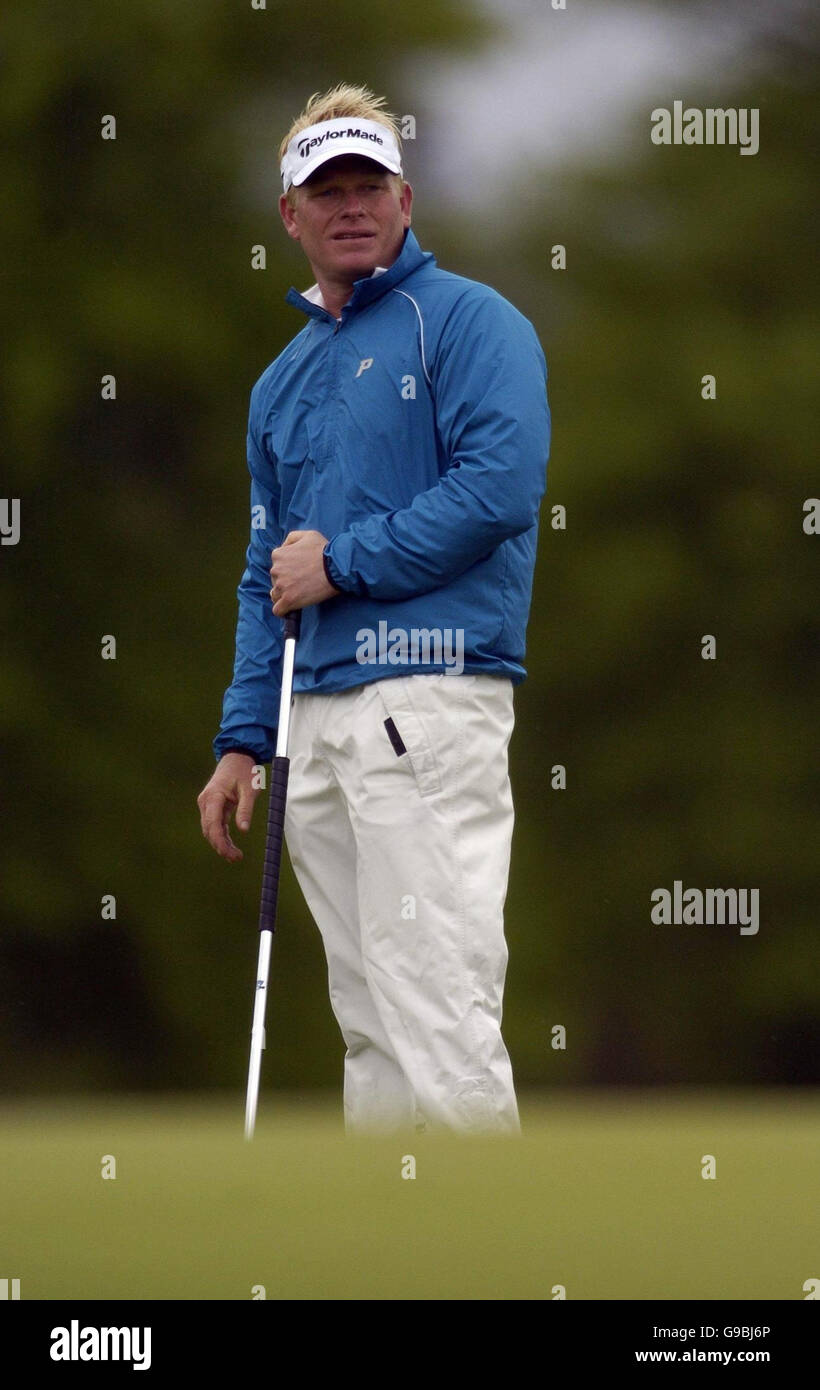 Peter Hedblom della Svezia in azione sulla diciottesima buca durante l'ultimo giorno del Nissan Irish Open a Carton House, Co. Kildare, Irlanda. Foto Stock