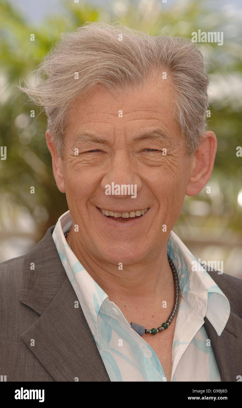 AP OUT Sir Ian McKellen partecipa a una fotocellula per il suo nuovo film 'X-MEN 3: L'ultimo Stand', al Palais du Festival di Cannes, Francia. Foto Stock