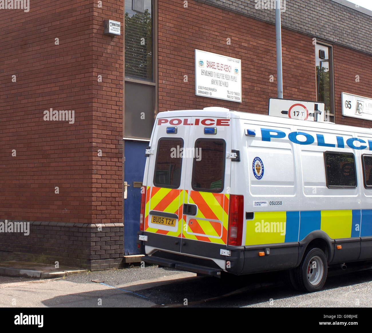 La scena presso gli uffici della Sanabel Relief Agency, Birmingham, dopo che circa 500 agenti di polizia provenienti da cinque aree della polizia hanno effettuato incursioni antiterrorismo in diverse località nelle prime ore di questa mattina. PREMERE ASSOCIAZIONE foto. Data immagine: Mercoledì 24 maggio 2006. Una portavoce della Greater Manchester Police, che ha guidato l'operazione, ha affermato che gli arresti non sono stati effettuati in relazione al terrorismo dell'Irlanda del Nord, ma si è rifiutato di confermare che gli arrestati erano sospettati di reati terroristici islamici. Vedere PA storia POLIZIA Terrore. Il credito fotografico dovrebbe essere: David Jones/PA. Foto Stock