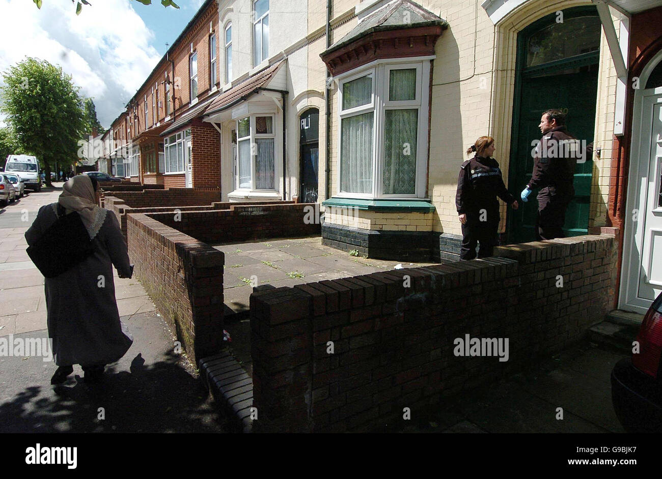 La polizia lascia un indirizzo a St. Oswalds Road, Small Heath, Birmingham, dopo che circa 500 agenti di polizia provenienti da cinque aree della polizia hanno effettuato incursioni antiterrorismo in diverse località nelle prime ore di questa mattina. PREMERE ASSOCIAZIONE foto. Data immagine: Mercoledì 24 maggio 2006. Una portavoce della Greater Manchester Police, che ha guidato l'operazione, ha affermato che gli arresti non sono stati effettuati in relazione al terrorismo dell'Irlanda del Nord, ma si è rifiutato di confermare che gli arrestati erano sospettati di reati terroristici islamici. Vedere PA storia POLIZIA Terrore. Il credito fotografico dovrebbe essere: David Jones/PA. Foto Stock