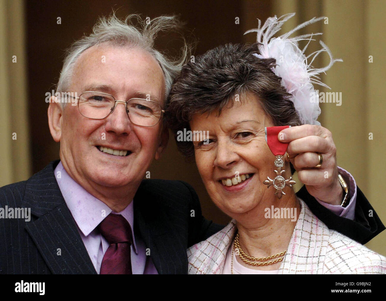 Richard Smith e sua moglie Joyce a Buckingham Palace, dopo aver ricevuto la sua MBE dalla Regina Elisabetta II Foto Stock