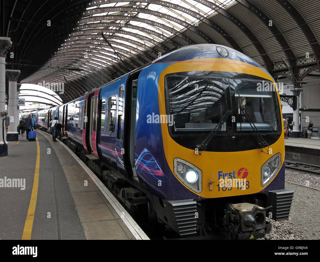 Primo Trans Pennine classe 185128 185 presso la stazione ferroviaria di York Foto Stock