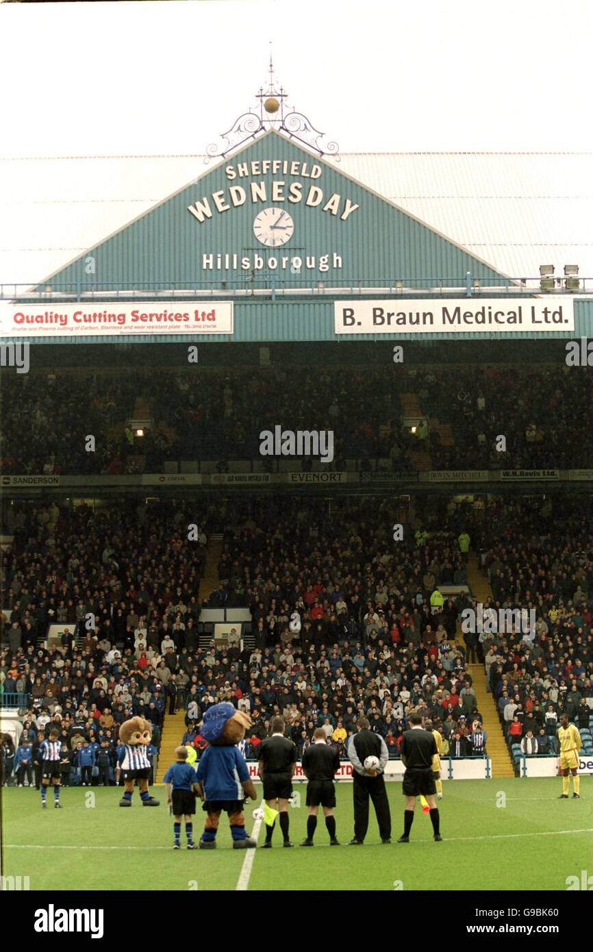 I giocatori rispettano l'anniversario della Hillsborough Disastro con un minuto di silenzio prima del gioco Foto Stock