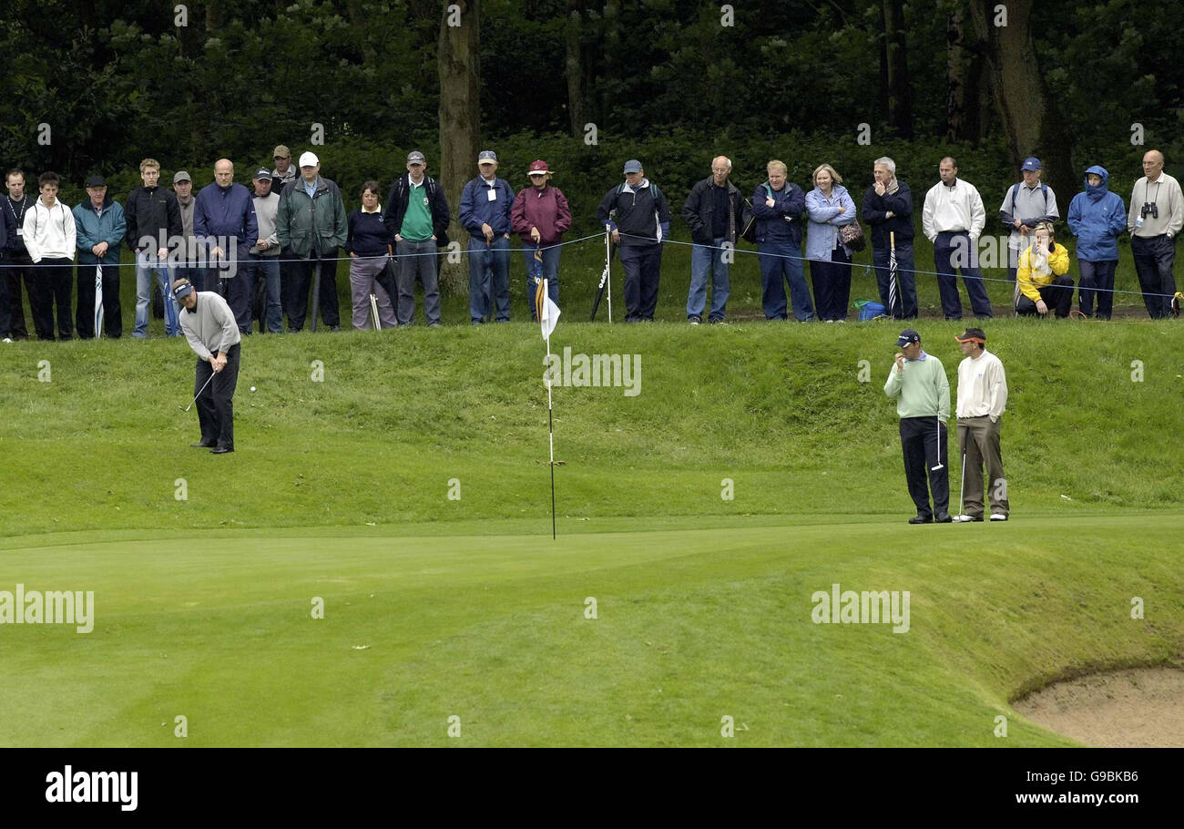 Il Colin Montgomerie della Scozia si fica sul secondo verde (a sinistra) guardato dal Padraig Harrington dell'Irlanda e dal ben Curtis degli Stati Uniti (a destra) durante il BMW Championship Pro-Am a Wentworth. Foto Stock