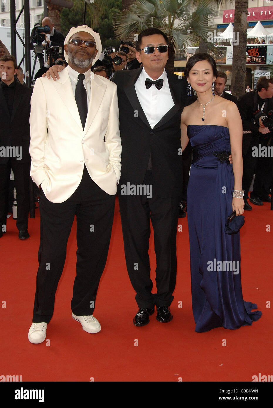 AP OUT: (Sinistra-destra) Samuel L Jackson, Wong Kar Wai e Zhang Ziyi arrivano per la prima della Transilvania, il film di chiusura al 5nono Festival di Cannes, al Palais des Festival di Cannes, Francia. Foto Stock