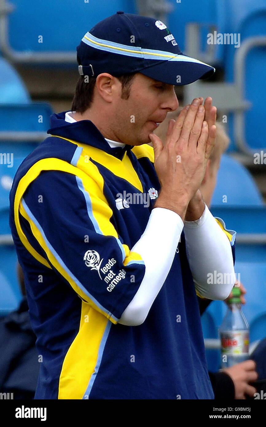 CRICKET Yorkshire. Michael Vaughan dello Yorkshire cerca di tenersi al caldo durante la partita del C&G Trophy contro la Scozia a Headingley, Leeds. Foto Stock