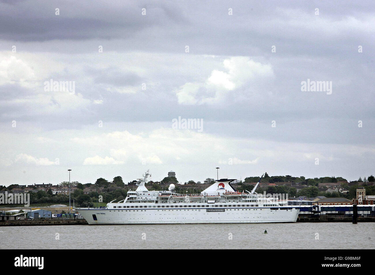 La nave da crociera Van Gogh attraccò ad Harwich in Essex dopo essere stata trattenuta a causa di un focolaio di virus. Foto Stock