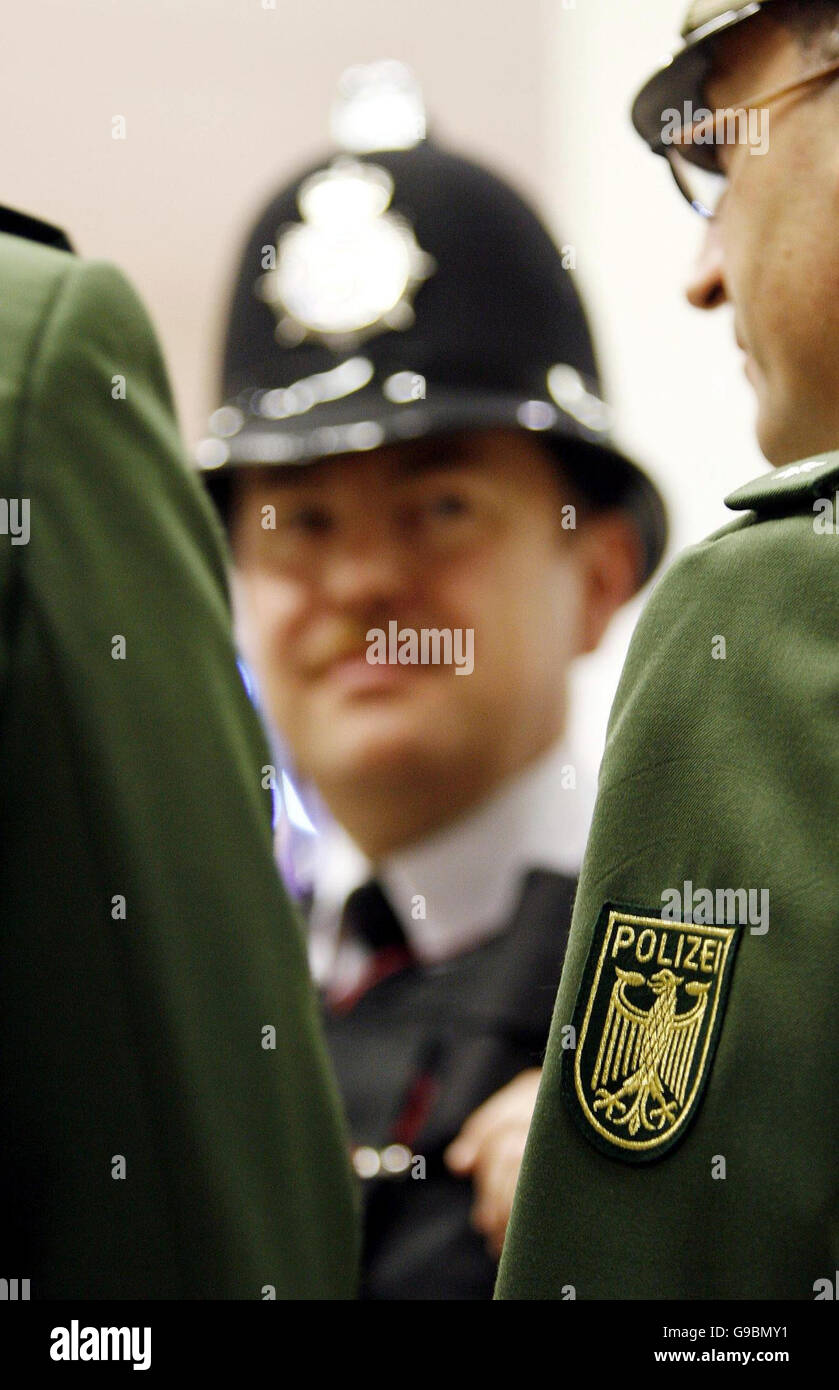 La polizia di Greater Manchester e la polizia tedesca si uniscono all'aeroporto di Manchester per impedire ai tifosi vietati di recarsi alla Coppa del mondo in Germania. Foto Stock