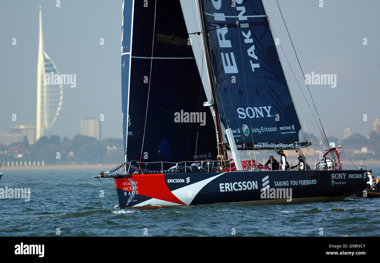 La Ericsson Racing Team, guidata dall'inglese Neal McDonald, supera la Spinnaker Tower mentre gli yacht che competono nella Volvo Ocean Race attraversano la linea di partenza appena fuori dal castello di Southsea a Portsmouth. Foto Stock