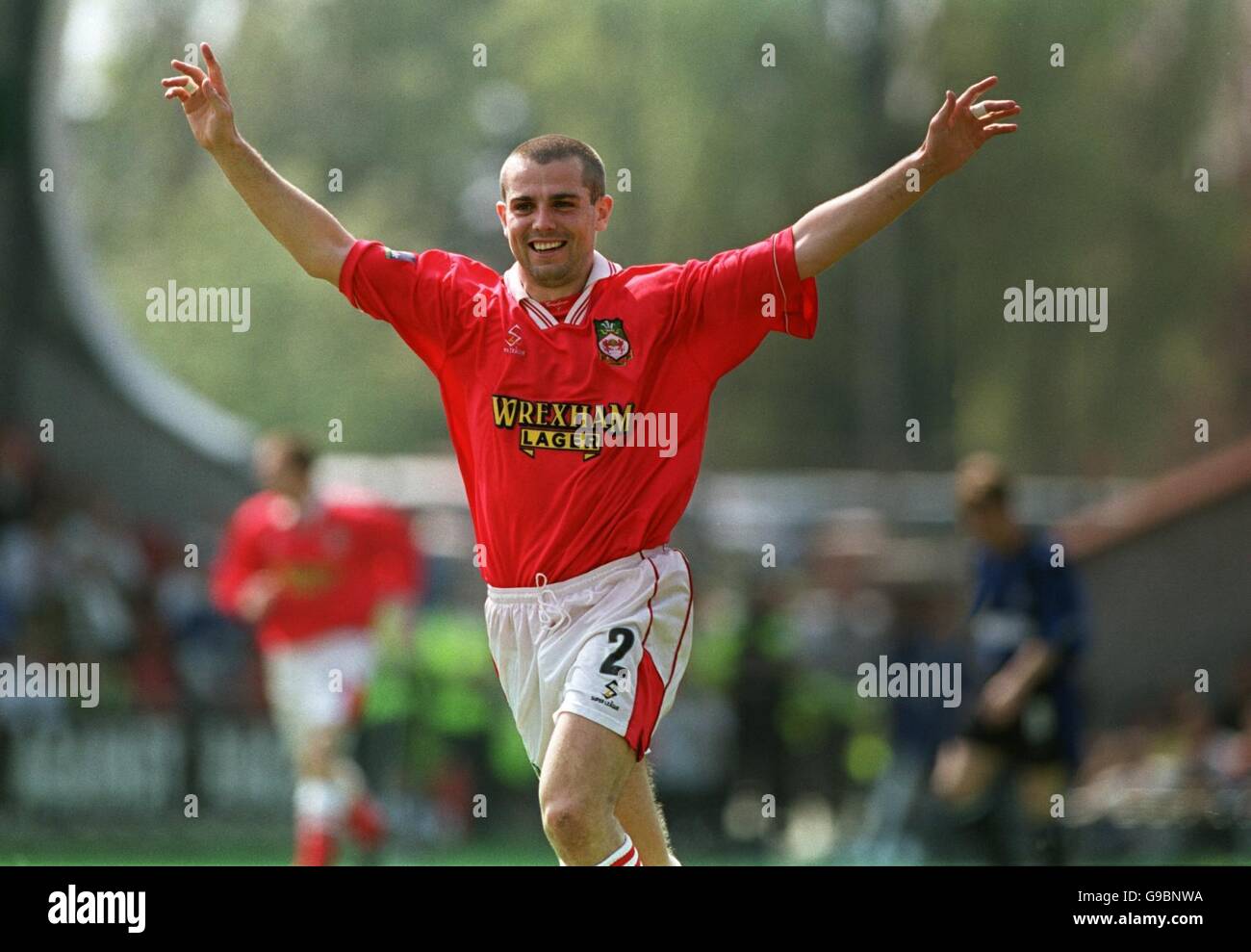 Calcio - Nationwide League Divisione due - Wrexham contro Gillingham. Mark McGregor di Wrexham celebra l'obiettivo che nega la promozione automatica di Gillingham Foto Stock