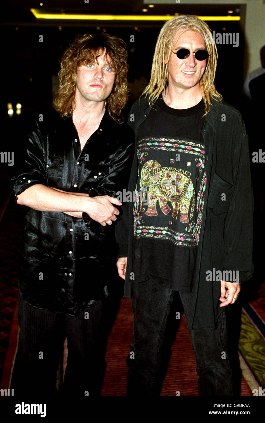 (L - R) RICK SAVAGE (BASSO) E JOE ELLIOT (CANTANTE) DI DEF LEPPARD. Foto Stock