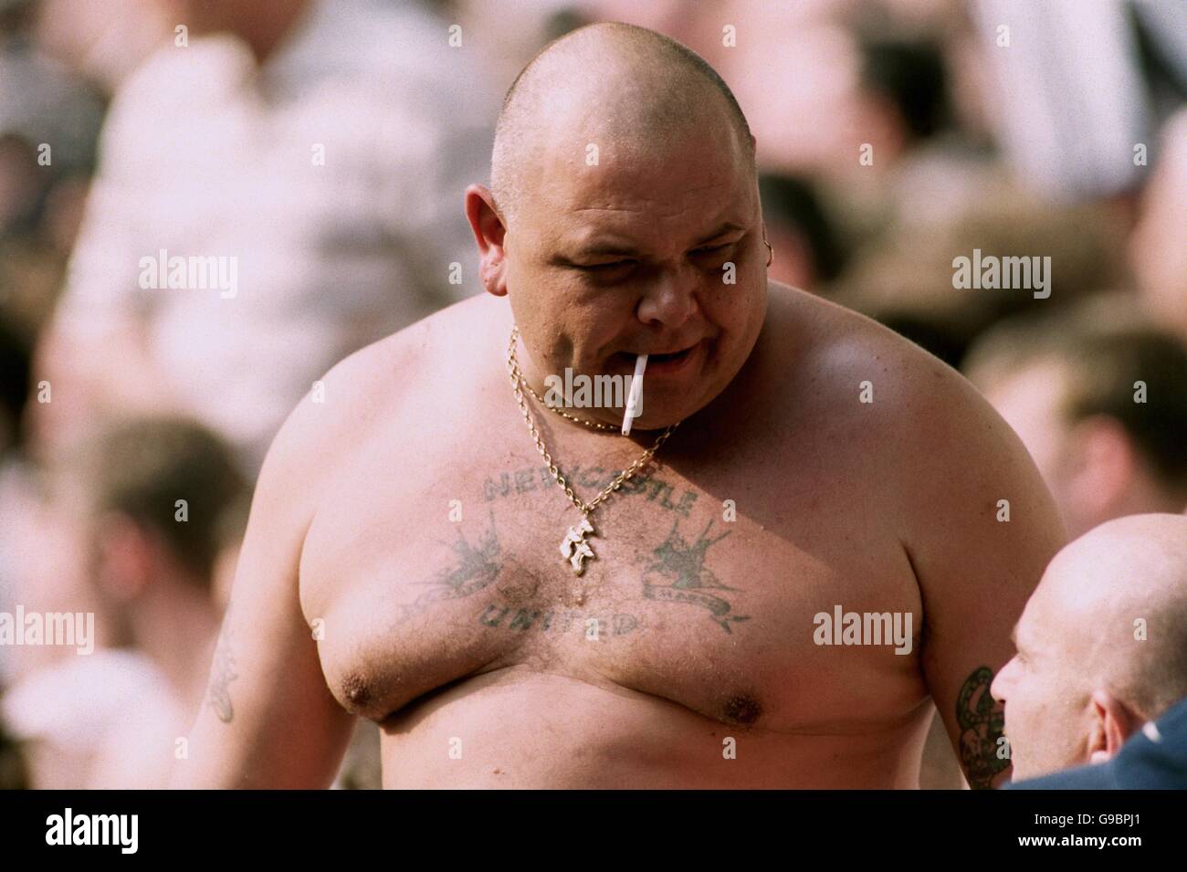 Calcio - fa Carling Premiership - Newcastle United v Arsenal. Un ventilatore Unito di Newcastle mostra fuori il suo fisico Foto Stock