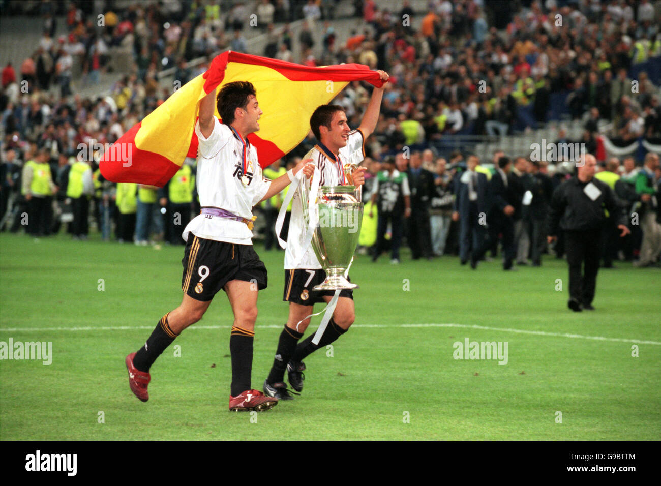 L-R; Fernando Morientes e Raul del Real Madrid festeggiano la vittoria con la Coppa d'Europa e la bandiera nazionale spagnola Foto Stock