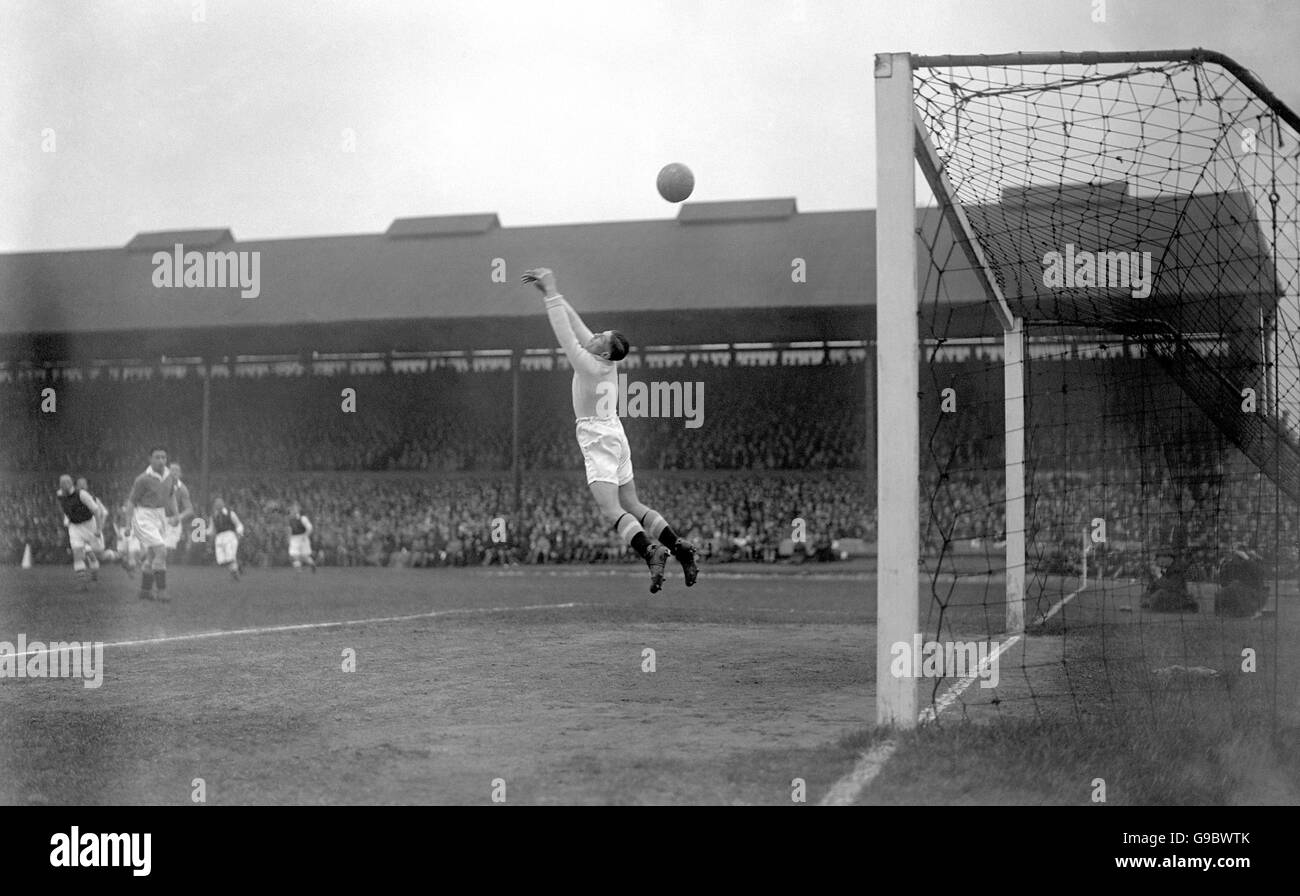 Calcio - Calcio Divisione uno - Chelsea / Arsenal - Stamford Bridge. Il portiere del Chelsea Vic Woodley è battuto per uno dei tre obiettivi dell'Arsenal Foto Stock