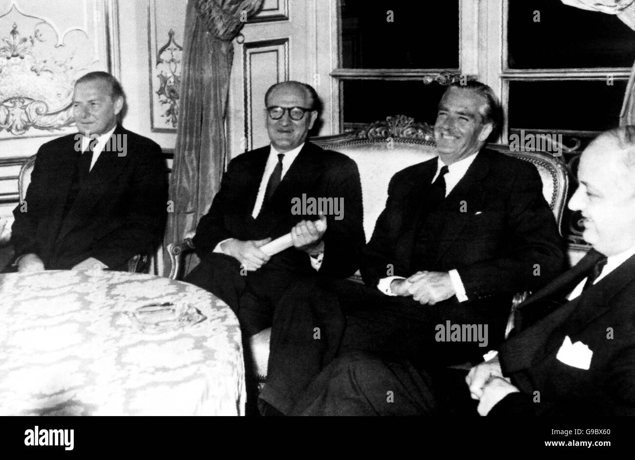 A Parigi si sono incontrati i primi ministri e il ministro degli Affari esteri della Gran Bretagna e della Francia. Essi sono, da sinistra; il Segretario agli Esteri Selwyn Lloyd; il primo Ministro francese Guy Mollet, il primo Ministro Sir Anthony Eden e il Ministro degli Esteri francese M. Pineau. Foto Stock
