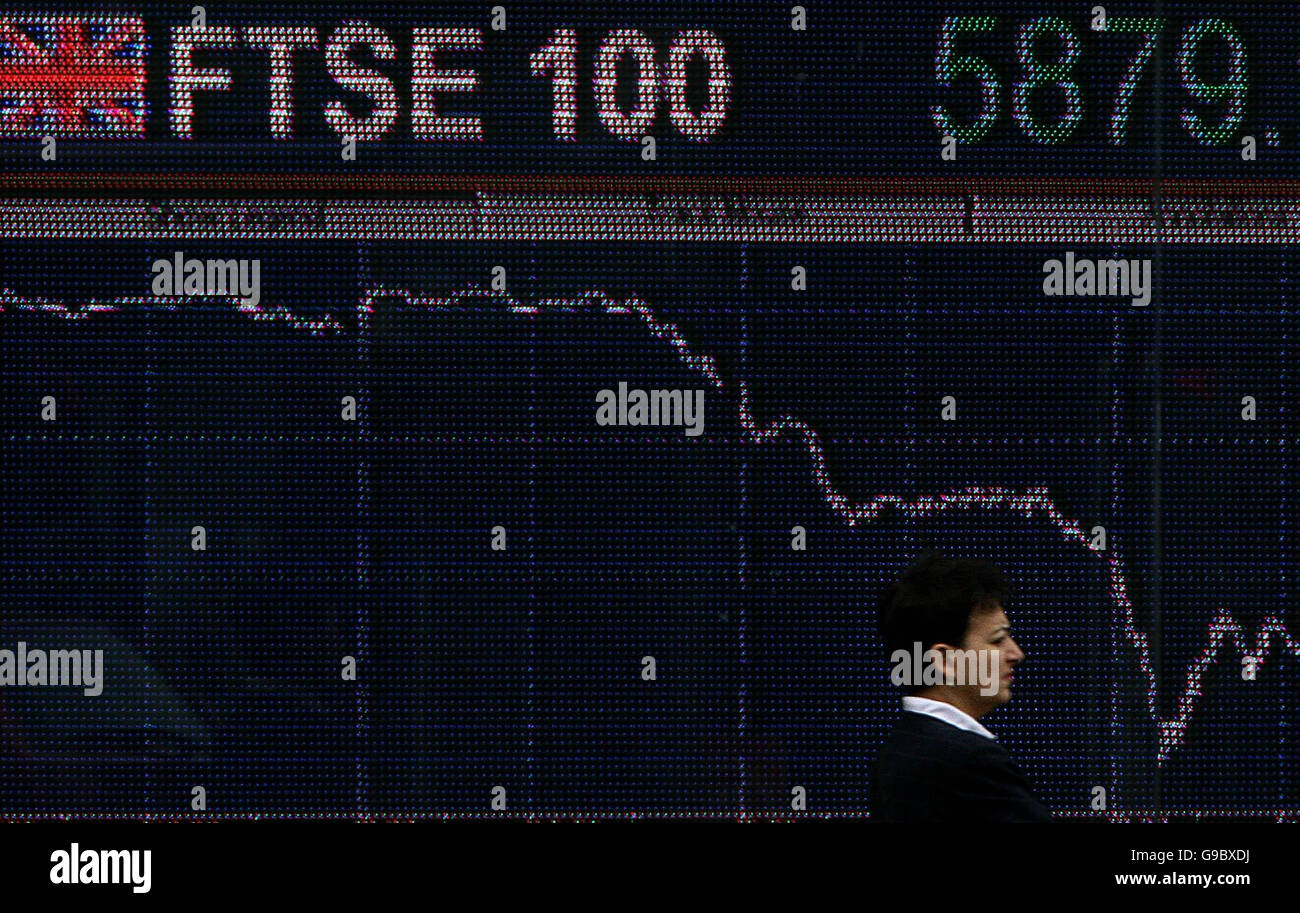 La scheda elettronica Bloomberg a ovest di Londra. L'indice FTSE-100 alle 14:45 è salito di 33.6 a 5874.9. Foto Stock