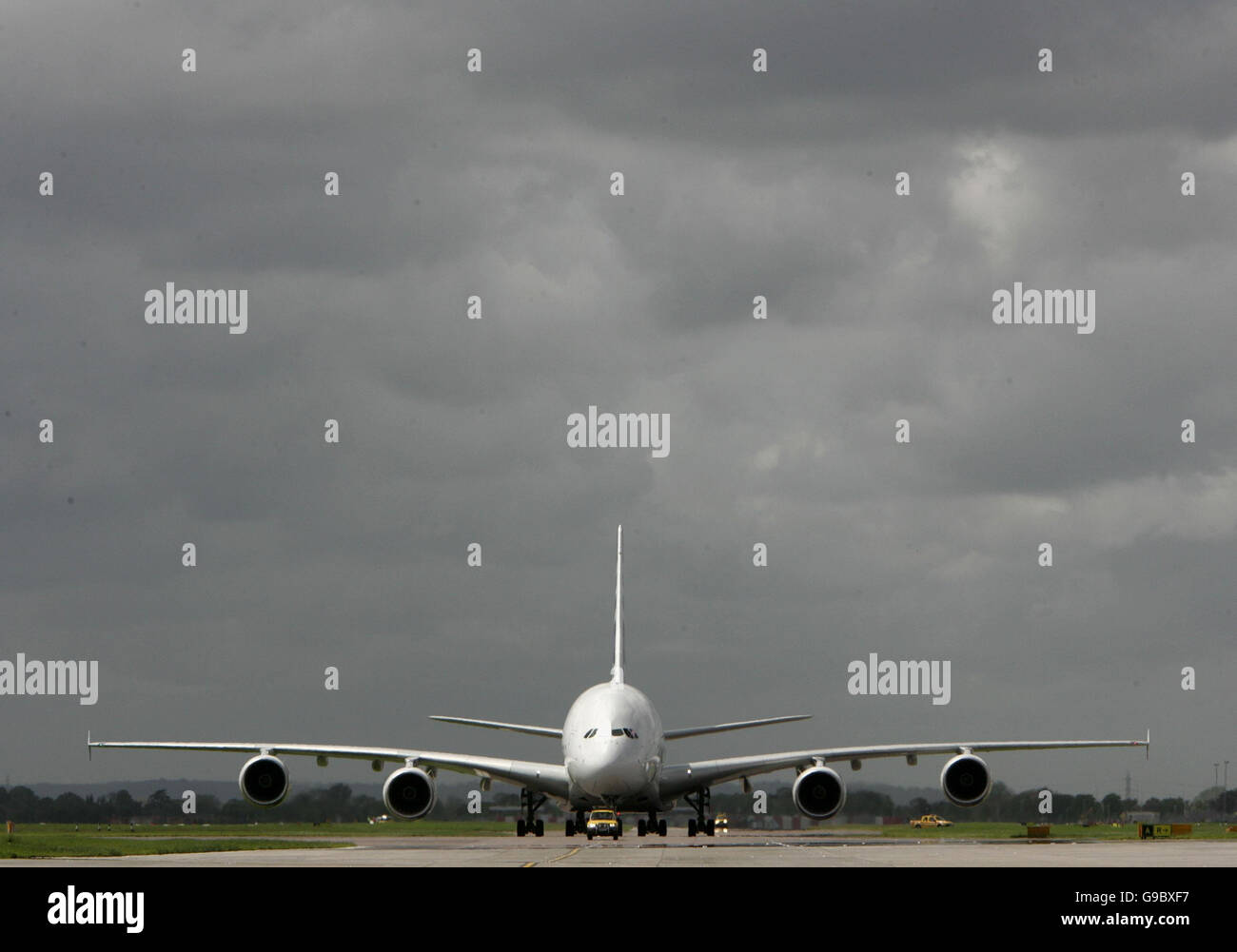 Il più grande aereo di linea passeggeri del mondo, il gigantesco Airbus A380 da 555 posti, dopo essere atterrato all'aeroporto di Heathrow di Londra. Foto Stock