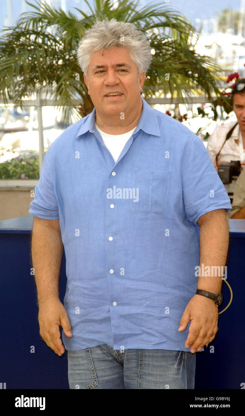 Il regista Pedro Almodovar si pone per i fotografi durante la fotocellula per 'Volver' nel Palais du Festival di Cannes, Francia. Foto Stock