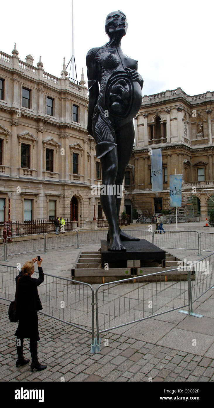 Virgin Mother, una scultura di 35 piedi, 13 e mezza tonnellata, realizzata in bronzo per oltre 18 mesi dall'artista britannico Damien Hirst, si trova nel cortile della Royal Academy, a Londra, come parte della mostra estiva della galleria che apre il 12 giugno. Foto Stock