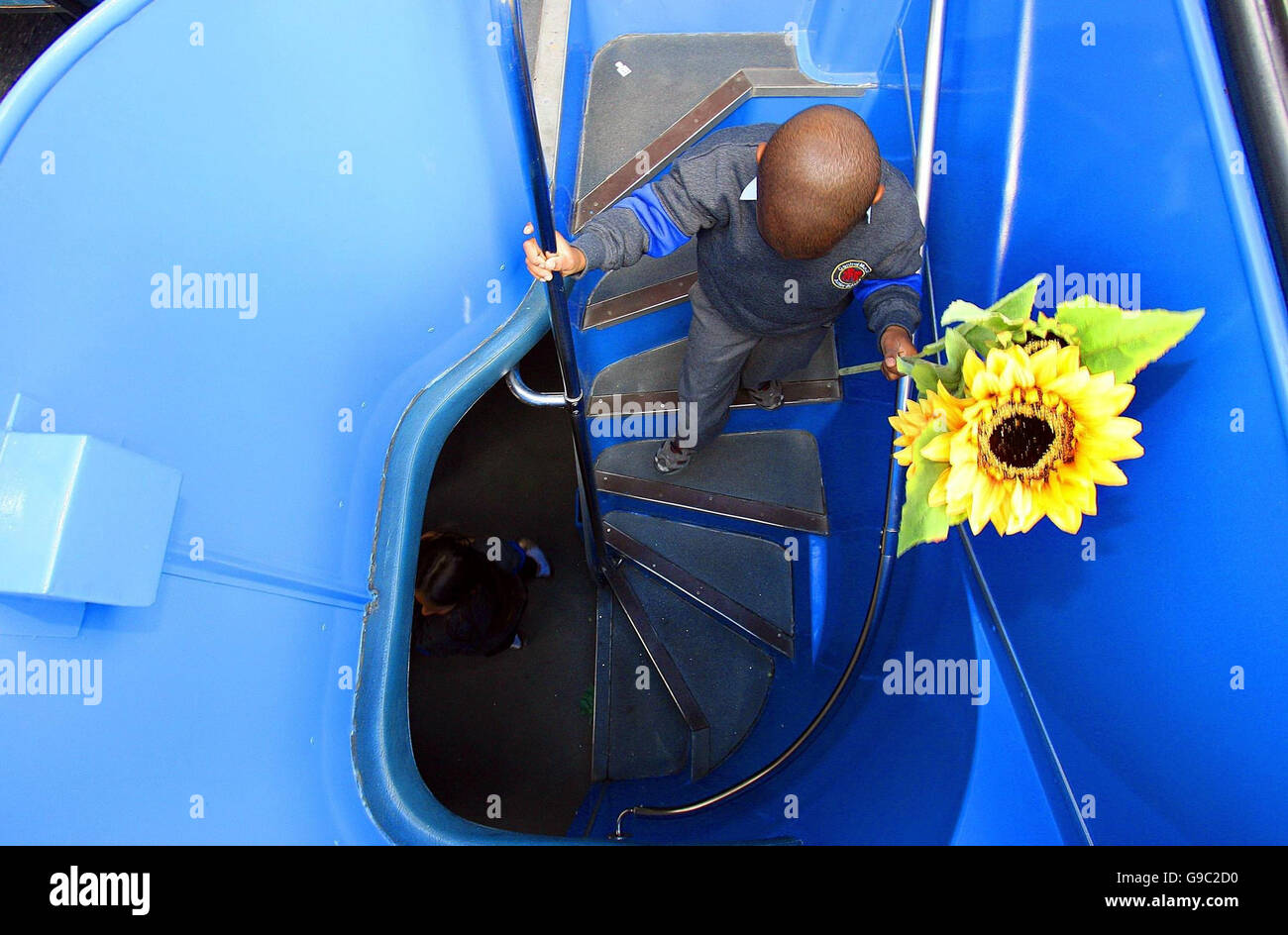 Una pupilla dal modello di centrale scuola infantile, Marlborough Street, detiene un girasole a bordo della nuova Dublino Tour Bus powered by biodiesel, un programma pilota che sarà inizialmente concentrarsi sul Tour Bus flotta, al di fuori di edifici del governo di Dublino. Foto Stock