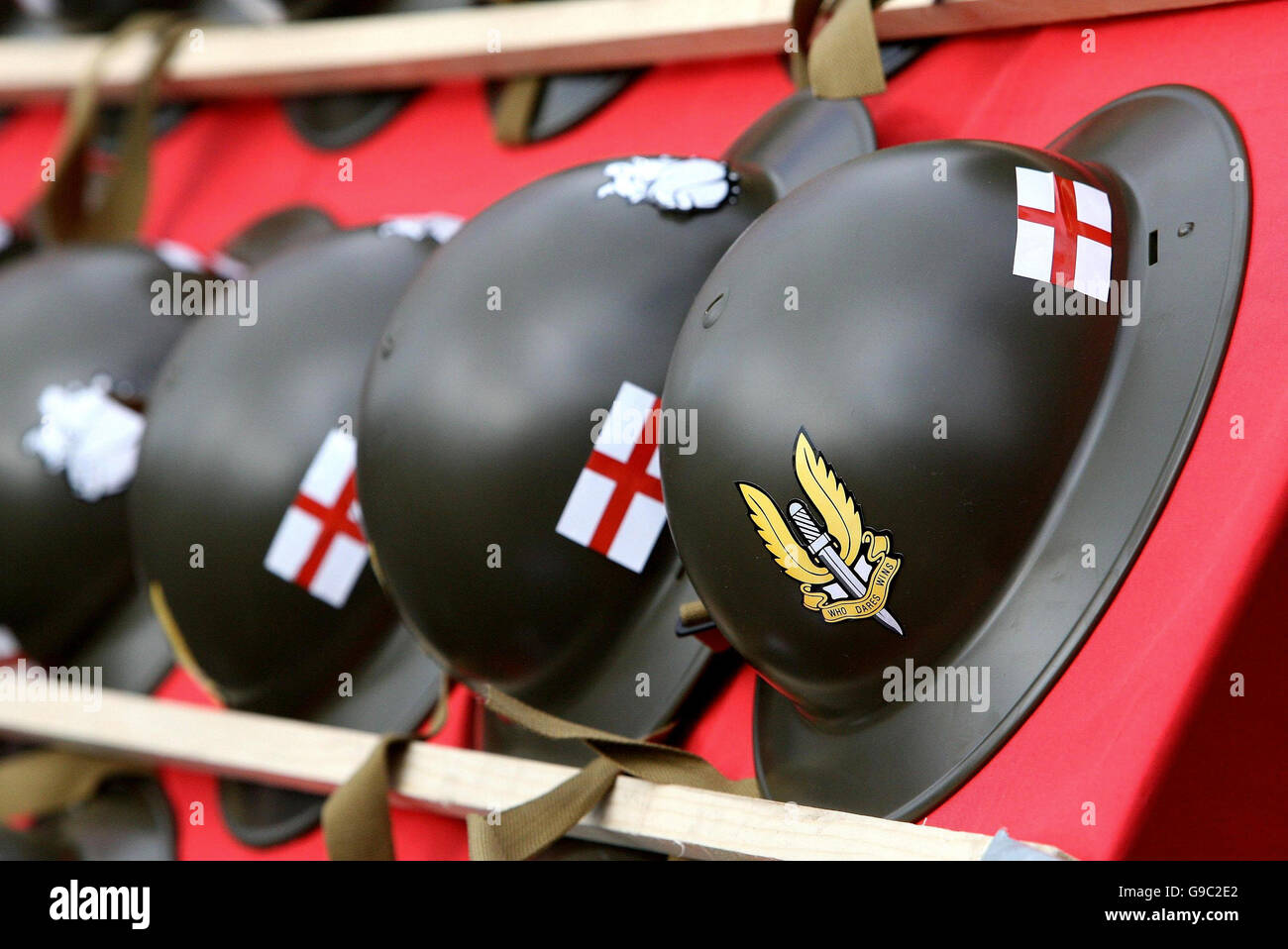 Caschi Tommy britannici della seconda Guerra Mondiale in vendita fuori dallo stadio prima della amichevole partita internazionale tra Inghilterra e Ungheria a Old Trafford, Manchester. Foto Stock