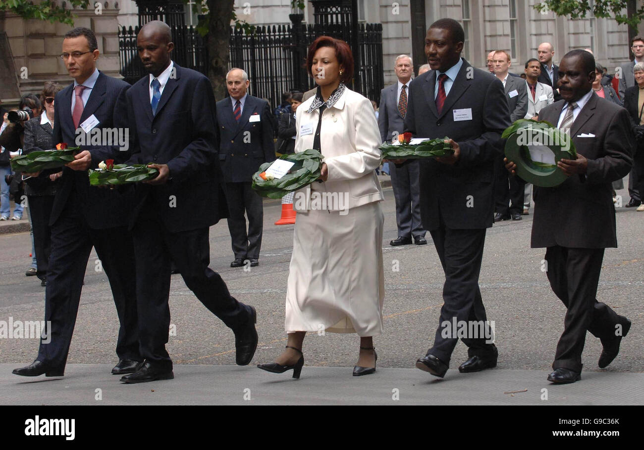 Diplomatici di tutto il mondo hanno deposto le corone al Cenotaph di Londra per celebrare l'annuale Giornata internazionale dei peacekeeper delle Nazioni Unite. Foto Stock