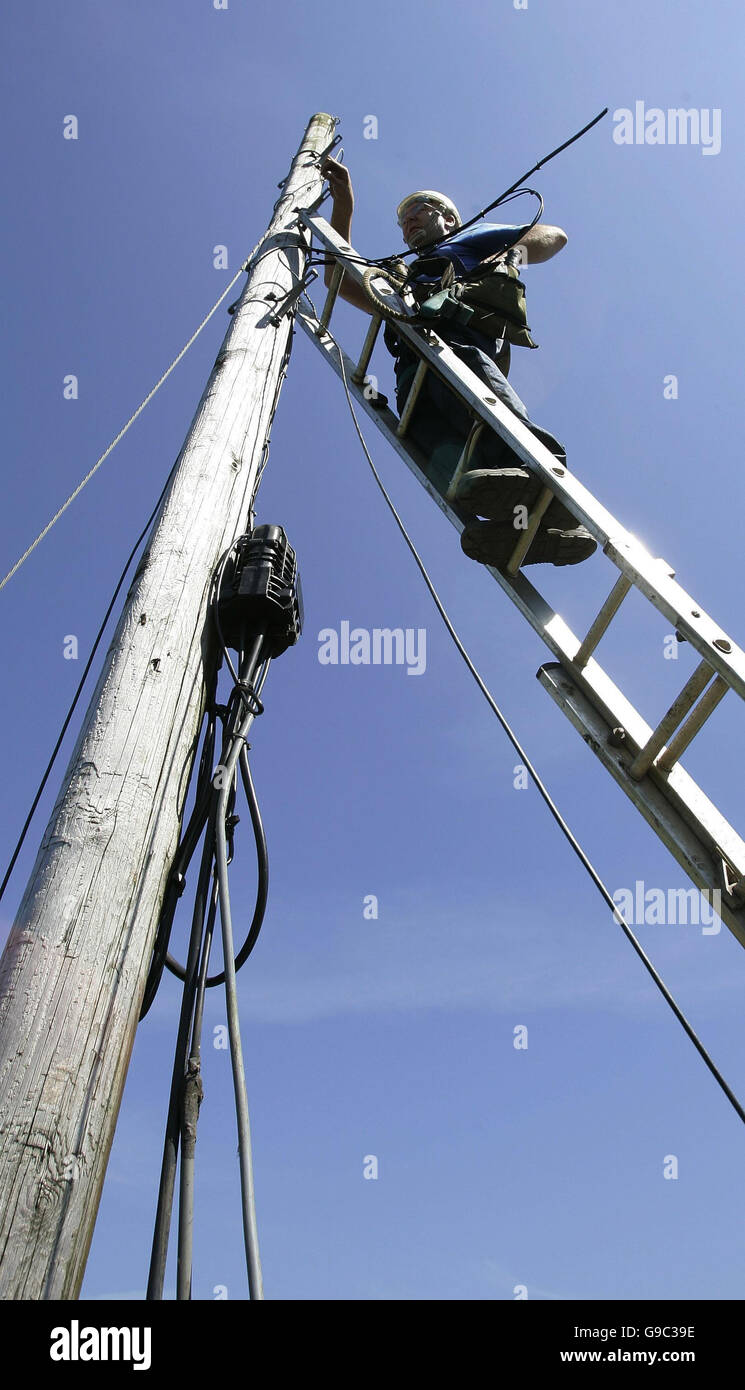 Generico foto di stock di British Telecom - BT - Ingegneri al lavoro  rimuovendo il vecchio telecom o pali del telefono e sostituzione cavi  telefonici in Carron zona di valle vicino a