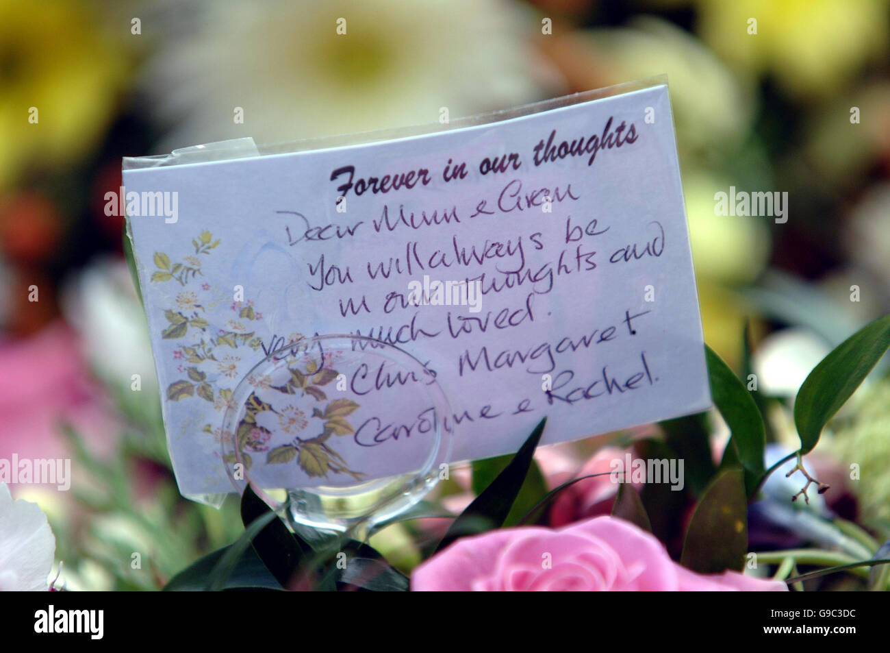 Un tributo di famiglia alla tomba ricostituita di Gladys Hammond nella chiesa di San Pietro, Yoxall, Staffordshire. Foto Stock