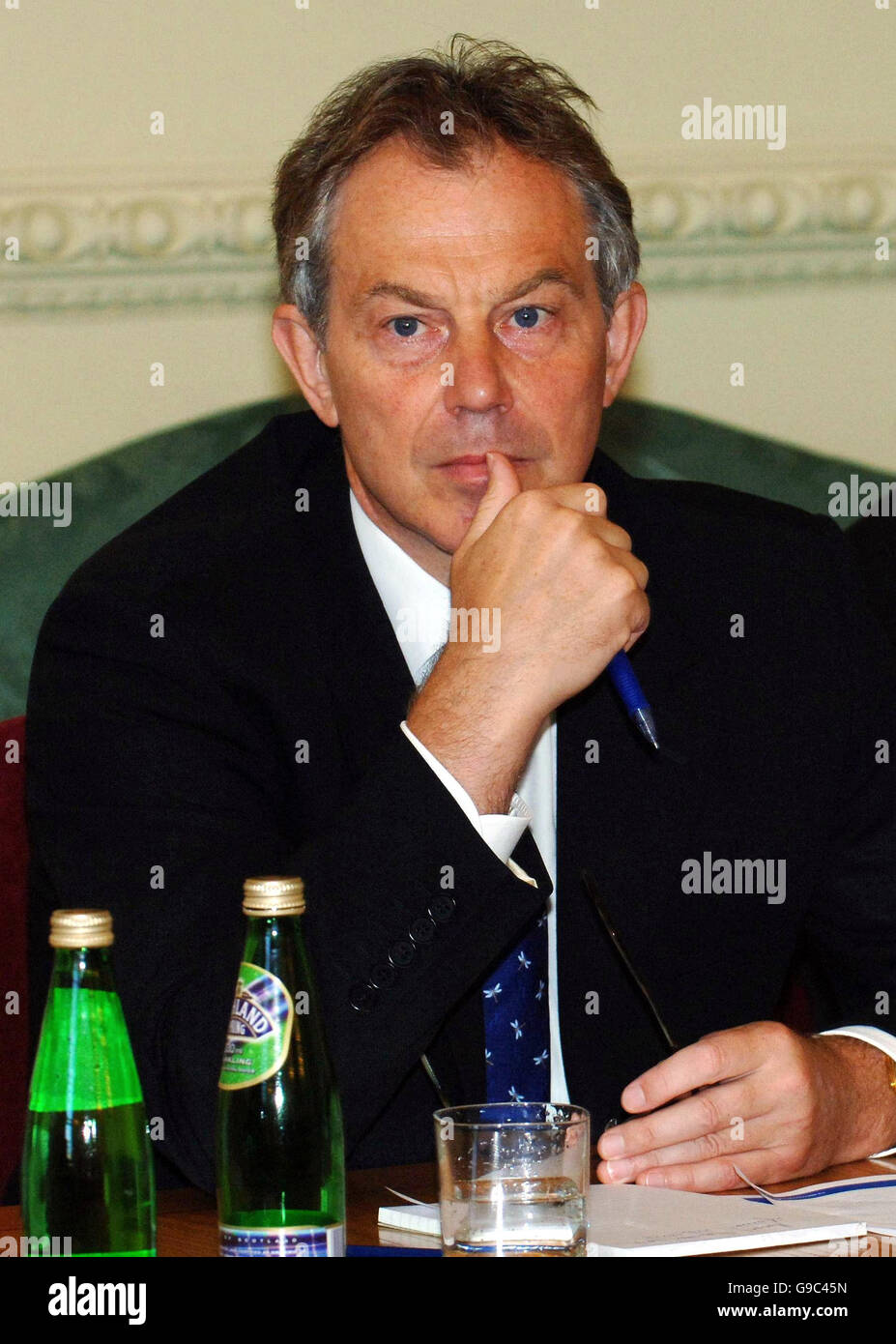 Il primo ministro britannico Tony Blair durante una riunione di prima colazione con i boss di FTSE 100 e NHS Foundation Trusts all'interno di 10 Downing Street, Londra. Foto Stock