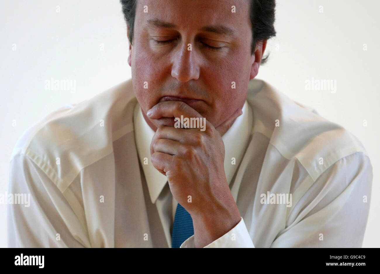 Il leader conservatore David Cameron partecipa a una tavola rotonda, come parte del National Consumer Council Summit, al Sadlers Wells Theatre, a Londra. Foto Stock