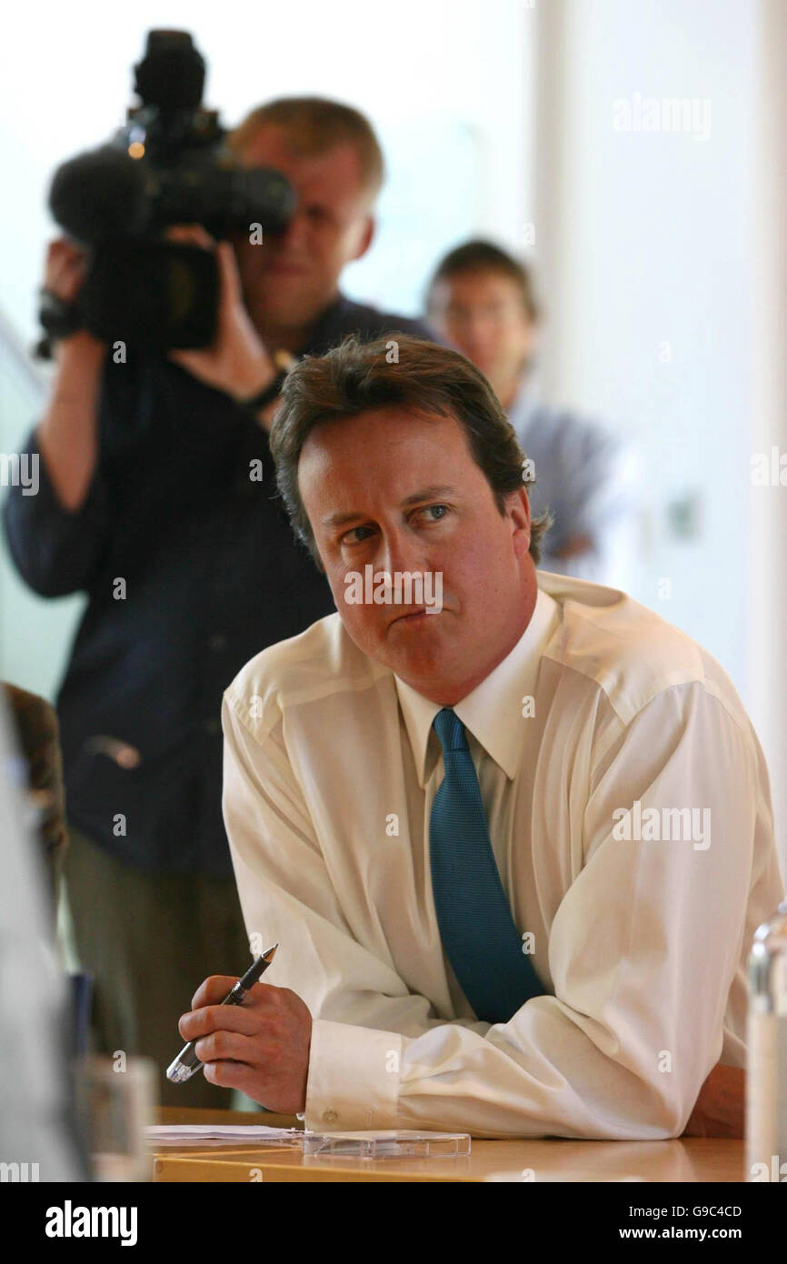 Il leader conservatore David Cameron partecipa a una tavola rotonda, come parte del National Consumer Council Summit, al Sadlers Wells Theatre, a Londra. Foto Stock