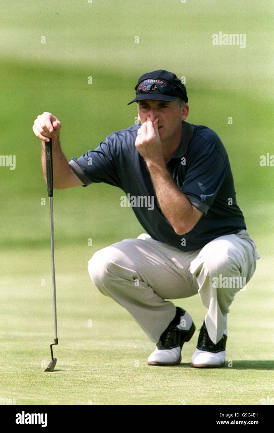 Golf - Benson e Hedges International Open - terzo giorno - il Belfry. Phillip Price lavora il suo prossimo colpo Foto Stock