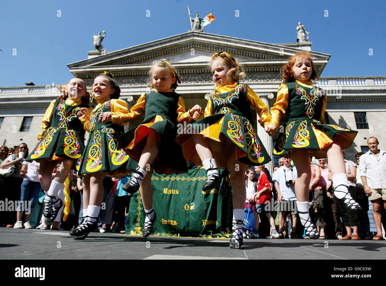 Gli allievi della scuola Saul di Dancing Irlandese si esibiscono alla riapertura della principale via o'Connell di Dublino dopo mesi di lavori stradali e un Riot in febbraio. Le celebrazioni hanno anche segnato l'inizio del programma estivo della città di Dublino Foto Stock