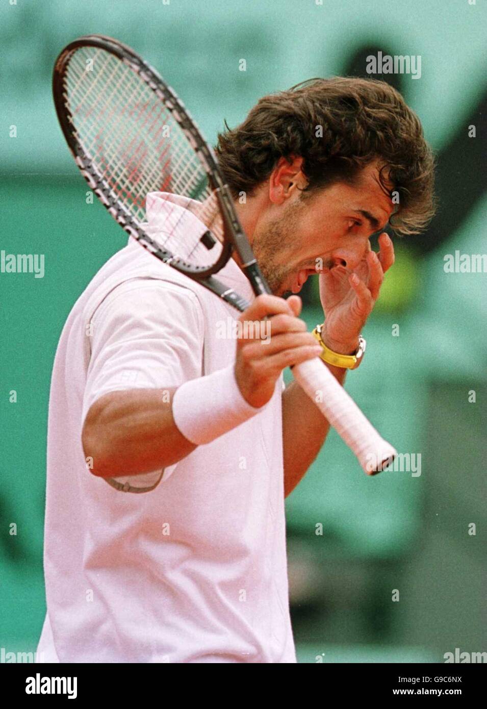 Tennis - Open Francese Roland Garros 2000. Cedric Pioline perde il primo set durante la sua battaglia sotto la pioggia con Marat Safin Foto Stock